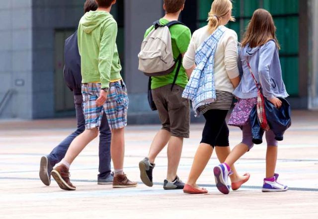 Jovens não podem viver em redoma / Shutterstock