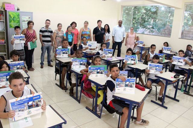 Governo de Andradina durante entrega de kit de inglês aos alunos do 5º ano do Humberto Passarelli . Foto: Divulgação/Prefeitura