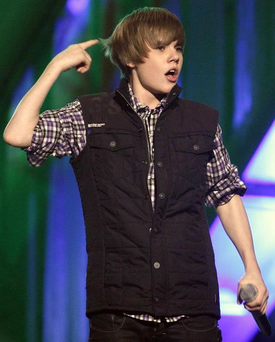 Garotas vendem virgindade para ver Bieber - Garotas vendem virgindade para ver Bieber -