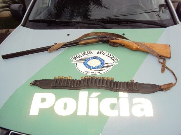 Arma apreendida pela polícia durante operação (Foto: Divulgação/Polícia Ambiental)