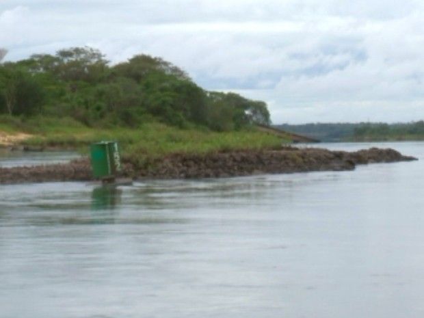 Seca atrapalha transporte pela hidrovia Tietê-Paraná (Foto: Reprodução/ TV TEM)
