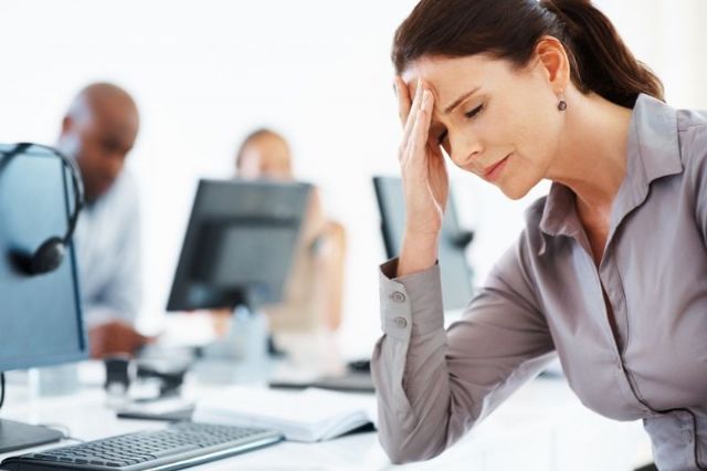 Nível de estresse aumenta 75% no fim do ano	 -  Nível de estresse aumenta 75% no fim do ano Os principais sintomas são dor de cabeça e no corpo, pressão arterial mais elevada, ansiedade, impaciência, angústia e insônia  Segundo pesquisa, 60% dos entrevistados dizem que o estresse é causado pelo excesso de trabalho -Shutterstock