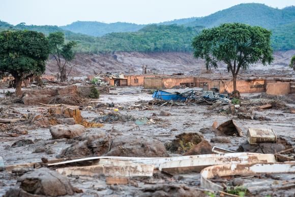 Acidente matou 17 pessoas e devastou o distrito de Bento Rodrigues, que foi coberto pela lama tóxica. Antonio Cruz/ Arquivo Agência Brasil