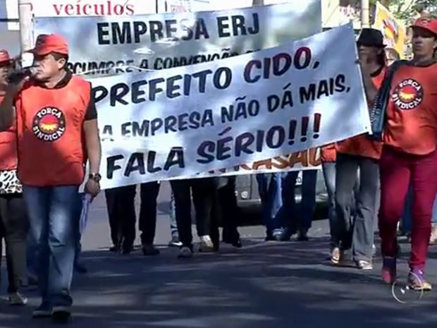 Merendeiras protestam contra atraso de salários em Araçatuba (Foto: Reprodução / TV TEM )