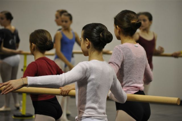 Aulas de dança podem ajudar adolescentes introspectivas a melhorar sua autoestima e saúde (foto: hevonens/SXC)