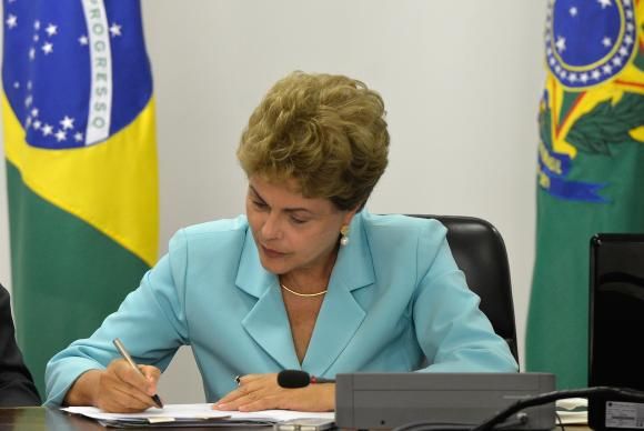 Presidenta Dilma Rousseff assina Medida Provisória que cria Programa de Proteção ao Emprego, durante solenidade no Palácio do Planalto Wilson Dias/Agência Brasil