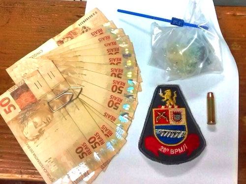 Além da droga escondida no painel do carro, a PM apreendeu R$ 657 na casa do acusado. Polícia Militar/Divulgação