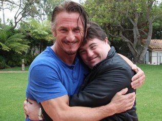 O ator Ariel Goldenberg e o ator Sean Penn. Foto: divulgação