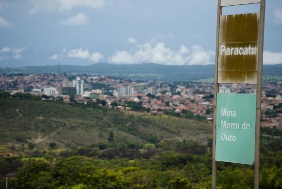 A proximidade entre as atividades de mineração e os bairros da cidade e a possibilidade de intoxicação por metais pesados liberados durante a extração do ouro deixam a população de Paracatu preocupada. Foto: José Cruz / Agência Brasil