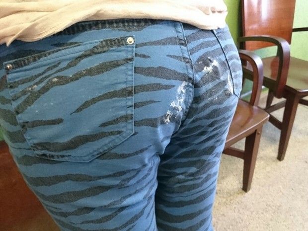 Professora teve calça rasgada depois de ser colada em cadeira (Foto: Arquivo Pessoal)
