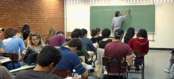 Professores de nível superior recebem o equivalente a 54,5% do que ganham outros profissionais também com curso superiorArquivo/Agência Brasil