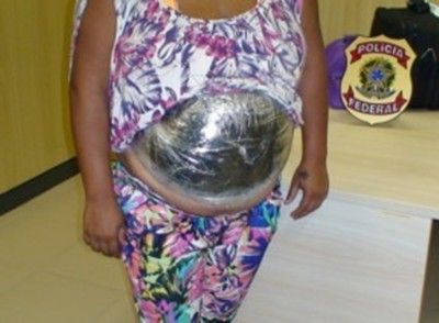 Falsa grávida é presa com barriga de cocaína no RN	 - Falsa grávida com pacote de cocaína que simula barriga Divulgação:PF
