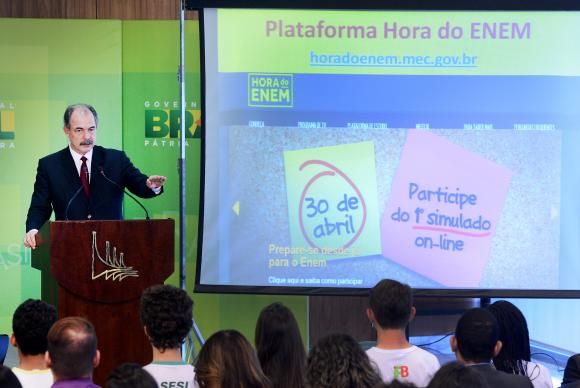 O ministro Aloizio Mercadante lançou o Hora do Enem, programa de TV e plataforma on-line de apoio a estudantes na preparação para o Exame Nacional do Ensino Médio Wilson Dias/Agência Brasil