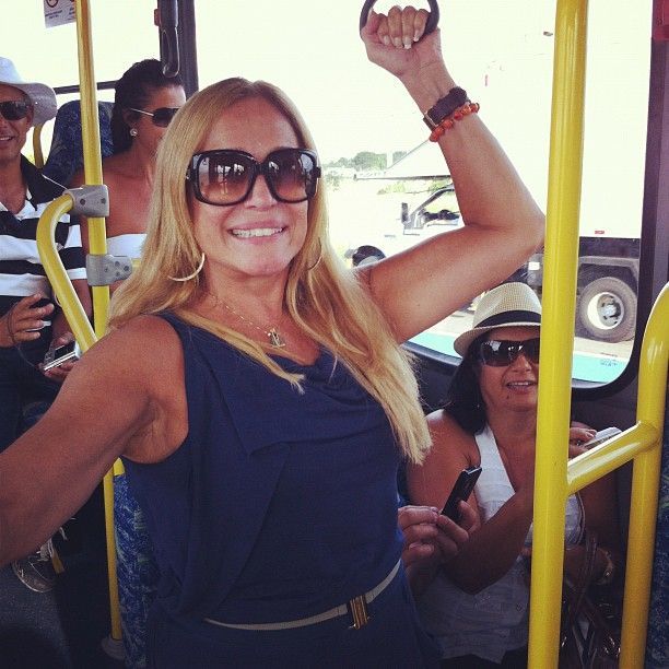 Sandro Pedroso clica Susana Vieira no ônibus	 - Foto: Divulgação/Twiiter