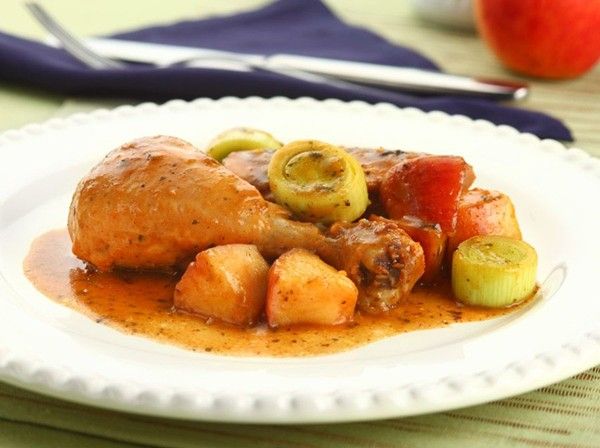 Coxa e sobrecoxa de frango com maçã e alho-poró	 - Foto: Reprodução 