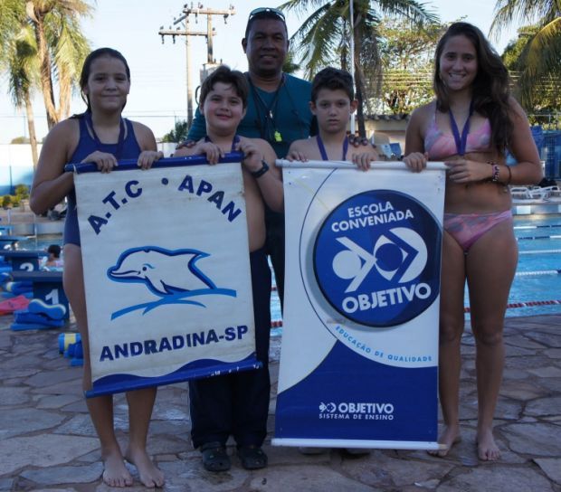 Destaques Maria Julia, João Pedro, Eduardo Augusto e Viviane, treinador Careca ao centro. Foto: Divulgação