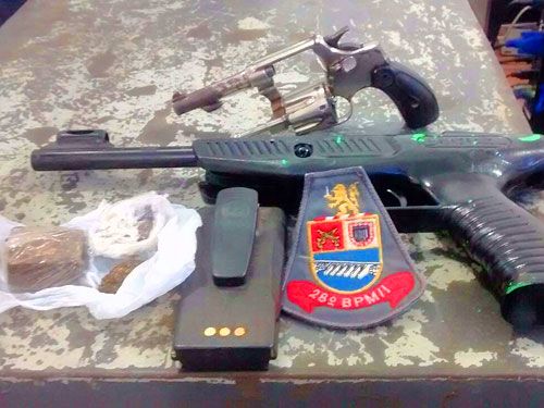 Além da maconha, a polícia também encontrou na casa uma arma de pressão e um revólver calibre 32. Foto: Polícia Militar/Divulgação 