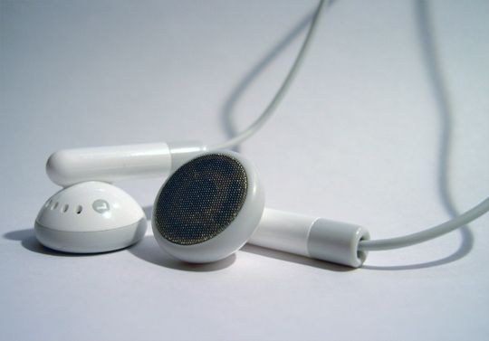 Porto Alegre vai multar quem ouvir música sem fones em ônibus - Divulgação Porto Alegre vai multar quem ouvir música sem fones em ônibus - Divulgação