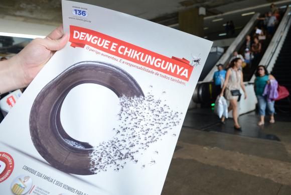 Folhetos educativos no Dia D de Combate à Dengue e Chikungunya /Elza Fiuza/Agência Brasil
