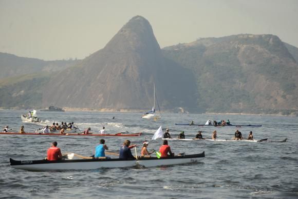 O pesquisador José Lailson Brito, da Uerj, monitora os poluentes nos organismos de animais que vivem na baía Tomaz Silva/Agência Brasil