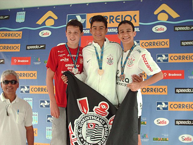 Victor ao centro leva Campeonato Brasileiro Infantil de Natação. Foto: Divulgação