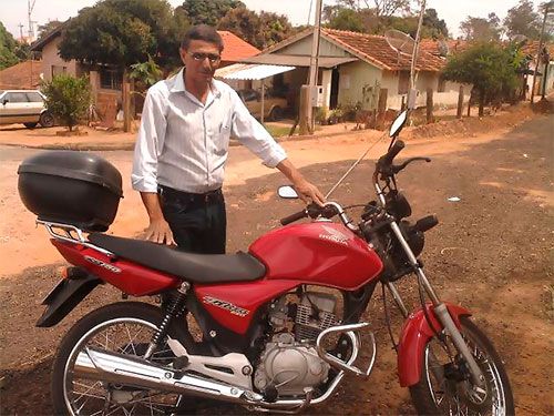 Em foto no seu Facebook, Kalu, que era locutor da Lavínia FM, aparece com sua motocicleta. Foto: Reprodução/Facebook 