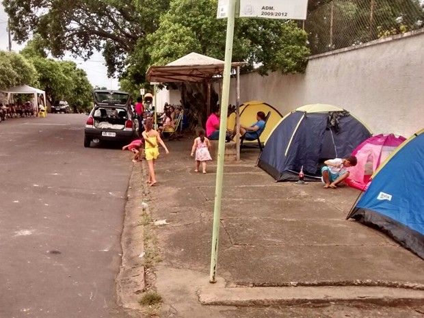 Pais de alunos acamparam durante todo fim de semana (Foto: Vinicius Macedo / TV TEM )