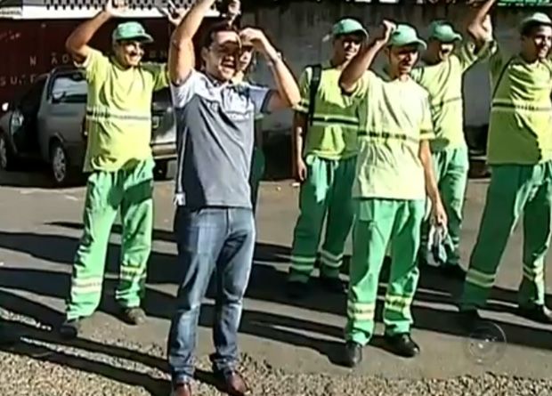 Funcionários fazem protesto em frente a empresa coletora de lixo (Foto: Reprodução TV TEM )