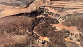 Uma barragem pertencente à mineradora Samarco se rompeu no distrito de Bento Rodrigues, zona rural a 23 quilômetros de Mariana, em Minas Gerais, e inundou a região. (Corpo de Bombeiros/MG - Divulgação