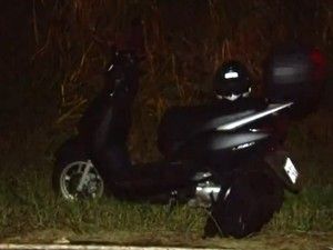 Policial estava em uma moto quando foi abordado pelos assaltantes (Foto: Reprodução / TV TEM)