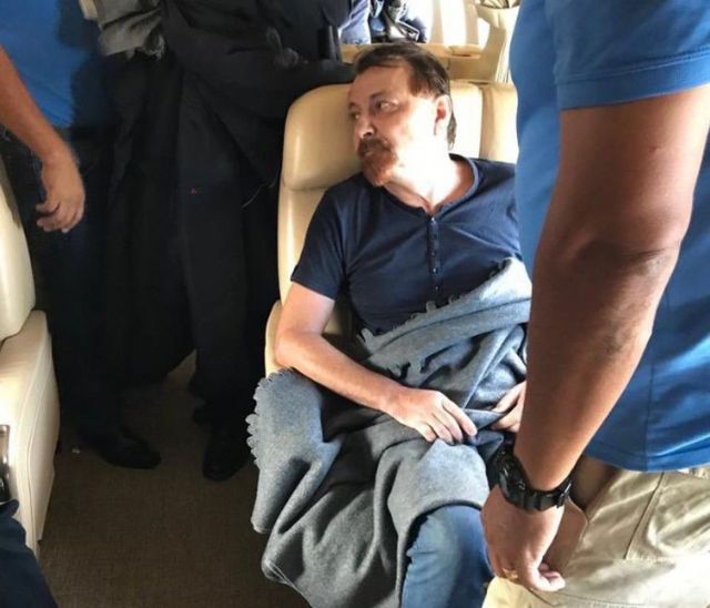 O italiano Cesare Battisti dentro do avião que o levou da da Bolívia para a Itália      (Divulgação Polícia da Itália/Redes Sociais)
