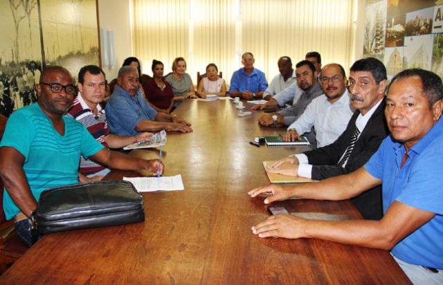 Tamiko durante reunião com presidente do Sindicato, Estela Goda e membros da diretoria. Foto: Divulgação/Prefeitura