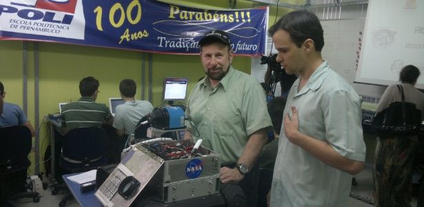 Michael Comberiate (à esquerda), com o robô da Nasa, e Bruno Fernandes, da Poli/PE -Divulgação