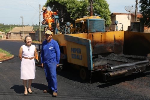 Prefeita Tamiko ressalta que cada quadra que recebe asfalto caminha para a meta de uma Andradina 100% pavimentada