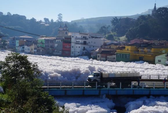 Espuma cobre leito do Rio Tietê, em Pirapora do Bom Jesus Divulgação/Prefeitura de Pirapora do Bom Jesus