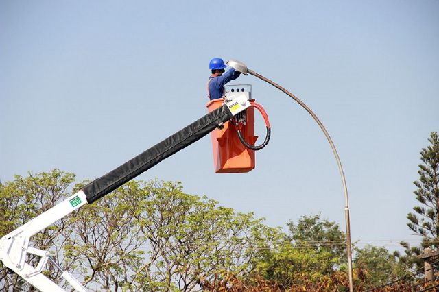 A empresa presta serviço de manutenção, como a troca de lâmpadas, reatores e luminárias dos postes de iluminação pública. Foto: Divulgação/Prefeitura