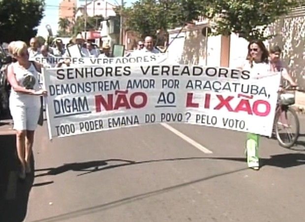 Moradores de Araçatuba fizeram protestos contra o aterro sanitério  (Foto: Reprodução / TV Tem)