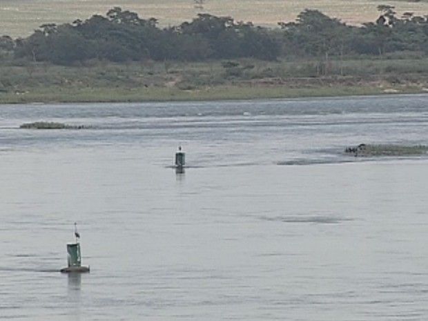 Rochas no leito do rio Tietê podem ser retiradas com dinamite (Foto: Reprodução/ TV TEM)