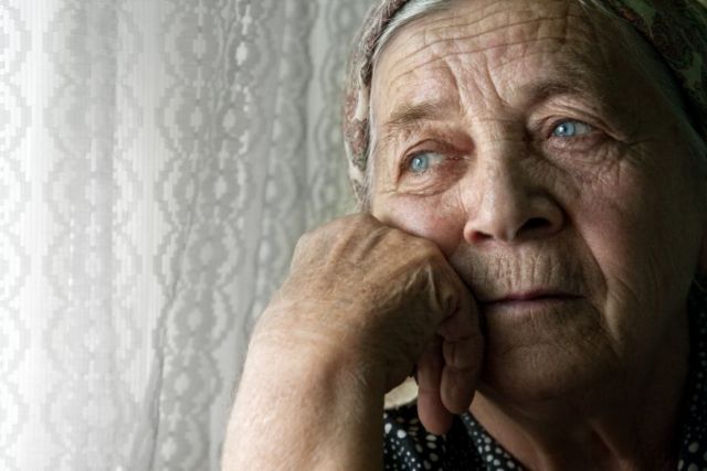 Deixar de visitar o idoso é considerado abandono afetivo / Shutterstock / dundanim