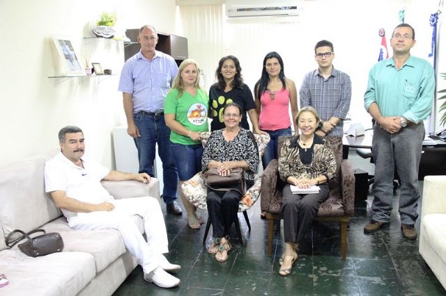 Tamiko com membros da Associação Protetora dos Animais. Foto: Divulgação/Prefeitura