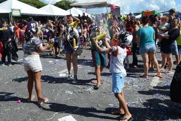 Caso a espuma caia nos olhos, a indicação é lavar a área afetada com água corrente e, se não melhorar, procurar um médico. Foto: Antônio Cruz/Agência Brasil