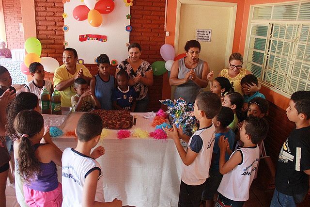 Com bolo também houve comemoração dos aniversariantes do mês. Foto: Divulgação/Prefeitura