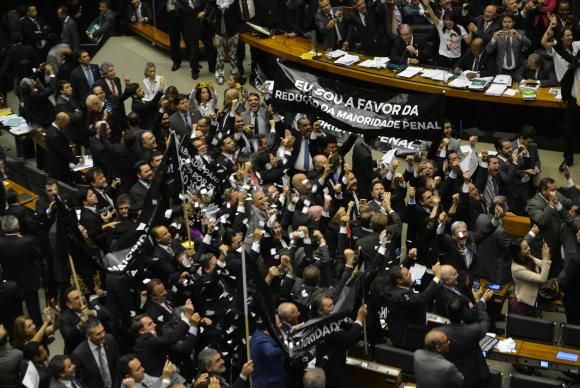 Plenário da Câmara dos Deputados aprovou, em primeiro turno, por 323 votos a 155, emenda que reduz a maioridade penal.Fabio Rodrigues Pozzebom/Agência Brasil