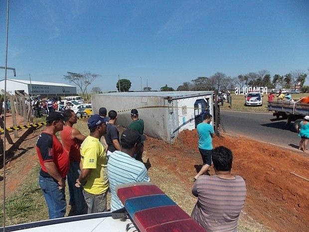 Carreta tombou ao tentar fazer curva (Foto: Rafael Machi/Diário De Penápolis)