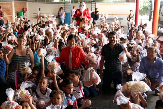 Jamil entrega kits aos alunos do Humberto Passarelli. Foto: Divulgação/Prefeitura