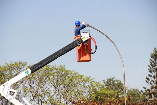 Os serviços de manutenção em iluminação pública serão prestados pela empresa Cantoia e Figueiredo 24 horas por dia, domingos e feriados através do 0800 761 5580. Foto: Divulgação/Prefeitura