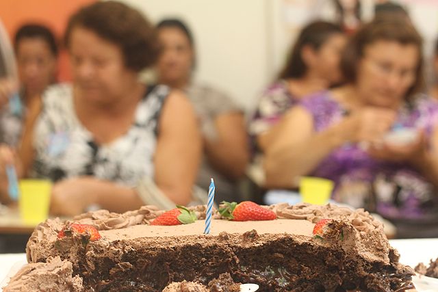 Clientes saborearam delicioso bolo. Foto: Fabiano Marinho / Andravirtual 