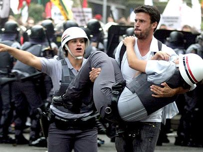 Confronto entre professores e polícia deixa 16 feridos em SP - 