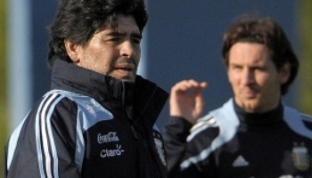 Campanha na Argentina pede Maradona de terno durante a Copa 