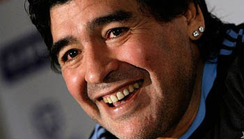 Maradona é operado no rosto após mordida de cachorro